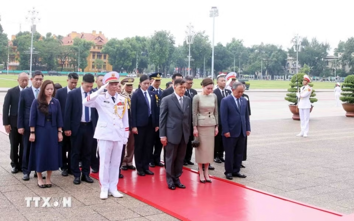 พระบาทสมเด็จพระเจ้าอยู่หัว และพระราชินีแห่งประเทศไทยเสด็จพระราชดำเนินไปทรงวางพวงมาลา ณ สุสานประธานโฮจิมินห์ (VNA)
