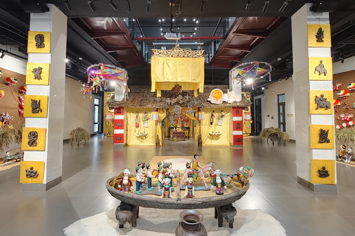 <br>
កម្មវិធី "ពន្លឺព្រះច័ន្ទនៅវិថីបុរាណឆ្នាំ២០២៦" គឺជាស៊េរីសកម្មភាពវប្បធម៌ សិល្បៈ និងទទួលបទបទពិសោធន៍ពិធីពុណ្យសែនព្រះខែ ដែលប្រព្រឹត្តទៅចាប់ពីថ្ងៃទី១១ ដល់ថ្ងៃទី២៥ ខែកញ្ញា នៅក្នុងតំបន់វិថីបុរាណនៃទីក្រុងហាណូយ។ ជាពិសេស នៅទីតាំងសំខាន់ៗចំនួនបី គឺមជ្ឈមណ្ឌលផ្លាស់ប្តូរវប្បធម៌នៅតំបន់វិថីបុរាណហាណូយ នៅផ្ទះលេខ៥០ វិថី Dao Duy Tu មជ្ឈមណ្ឌលវប្បធម៌ និងសិល្បៈ នៅផ្ទះលេខ ២២ វិថី Hang Buom និងផ្ទះបេតិកភណ្ឌលេខ ៨៧ វិថី Ma May នឹងប្រព្រឹត្តទៅការតាំងពិព័រណ៍ សិក្ខាសាលា និងទទួលបទពិសោធន៍ដើម្បីជួយអ្នកទស្សនាស្វែងយល់បន្ថែមអំពីពុណ្យសែនព្រះខែប្រពៃណី។