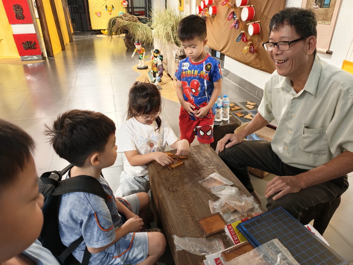 <br>
នៅមជ្ឈមណ្ឌលផ្លាស់ប្តូរវប្បធម៌តំបន់វិថីបុរាណហាណូយ កុមារចាប់អារម្មណ៍ក្នុងការដោះស្រាយល្បែងប្រជាប្រិយ "Tri Uan "។