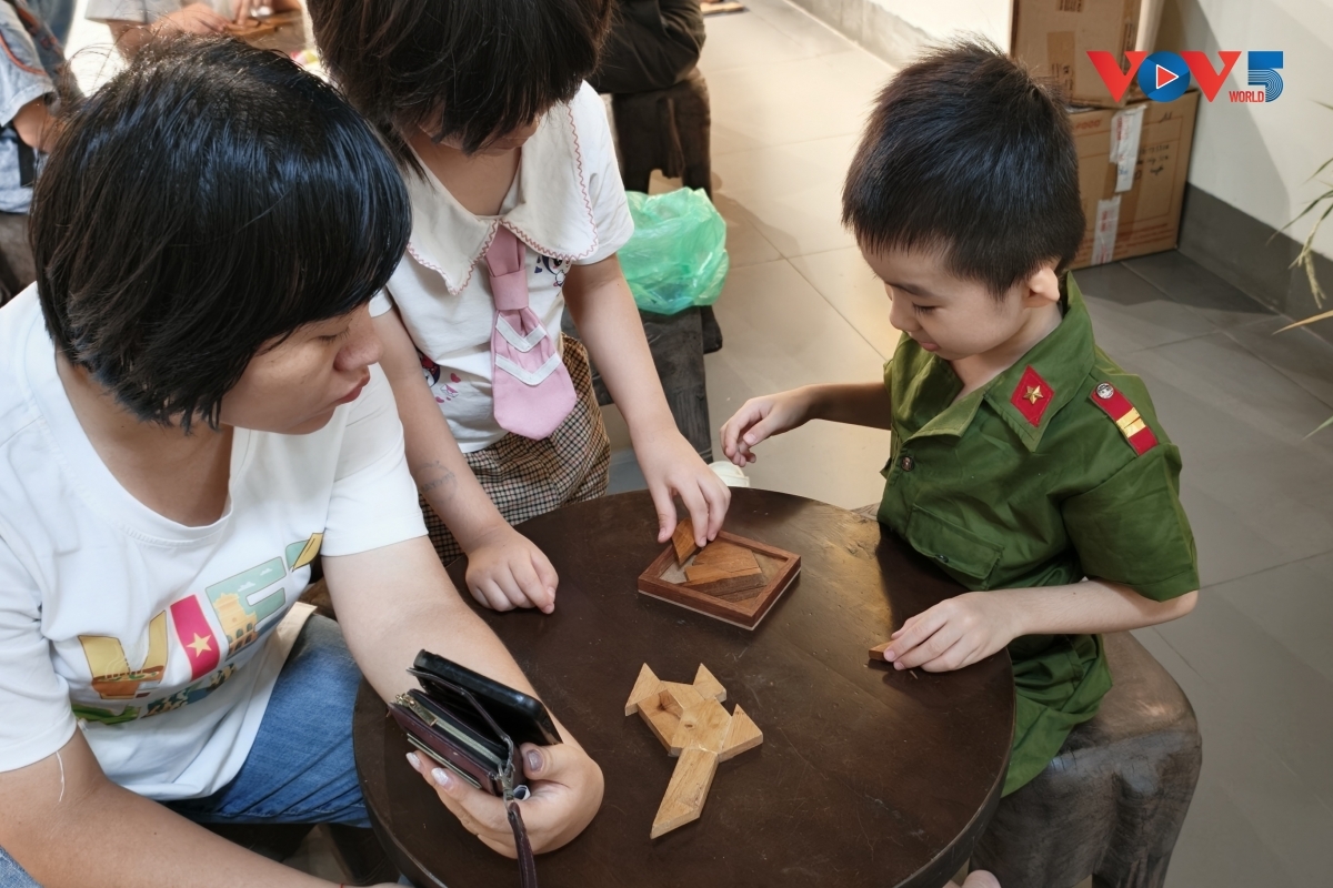 Ini merupakan permainan asah otak tradisional Vietnam untuk anak-anak. Mereka menyusun tujuh keping kayu menjadi ratusan pola dan bentuk yang berbeda. Permainan ini membantu anak-anak mengembangkan kemampuan berpikir geometris, kreativitas, serta daya imajinasi yang luas.