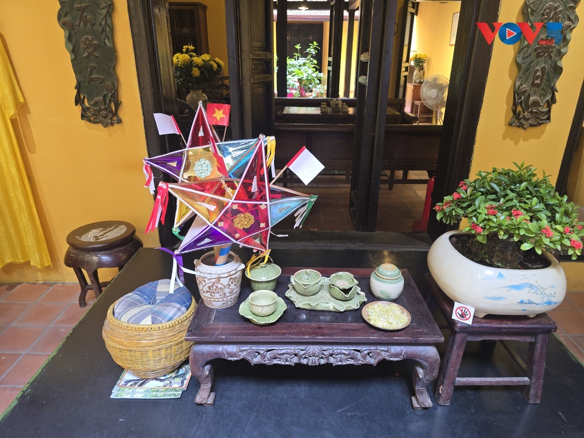 Dalam suasana tradisional dengan struktur berlapis yang masih terjaga, seperti rumah bagian depan dan halaman dalam, balok-balok kayu penyangga atap, genteng, serta berbagai peralatan dan perabot rumah tangga asli, tempat ini menghadirkan kembali secara autentik kehidupan keluarga masyarakat Hanoi pada masa lalu.