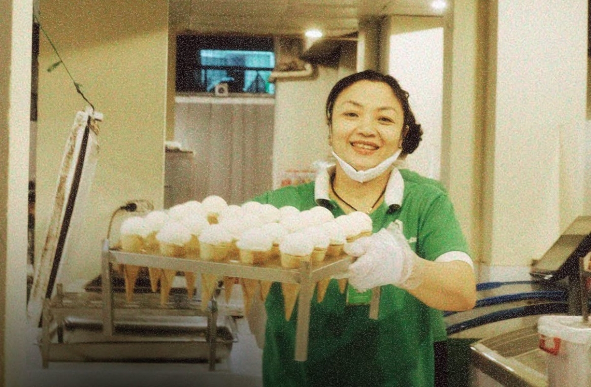 Nụ cười tươi và sự hiếu khách của nhân viên Công ty Cổ phần kem Tràng Tiền. Nguồn ảnh: Kem Tràng Tiền.