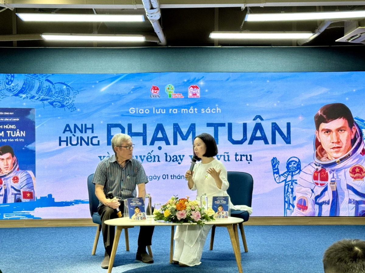 Author Nguyen Cong Huy talks about his books about Vietnamese pilots. (Photo: Cam Thi)