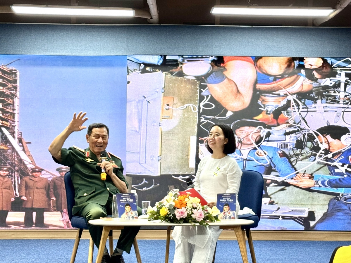 Lieutenant General Pham Tuan enthusiastically shares his experience with the audience. (Photo: Cam Thi)