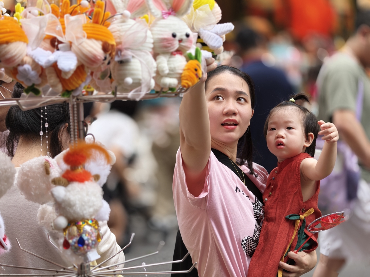 <br>
តាមរយៈសកម្មភាពដ៏សម្បូរបែបនិងមានអត្ថន័យជាច្រើន កម្មវិធី "ពន្លឺព្រះច័ន្ទនៅវិថីបុរាណ ឆ្នាំ ២០២៦" រួមចំណែកដល់ការតភ្ជាប់តម្លៃបេតិកភណ្ឌជាមួយនឹងជីវភាពសហសម័យ ដើម្បីអភិរក្សានិងផ្សព្វផ្សាយសម្រស់ស្អាតនៃពុណ្យសែនព្រះខែប្រពៃណីវៀតណាម៕