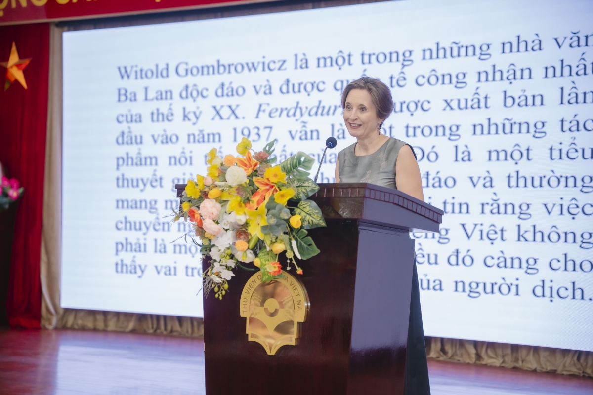 Đại sứ Ba Lan tại Việt Nam Joanna Skoczek phát biểu tại buổi ra mắt sách.