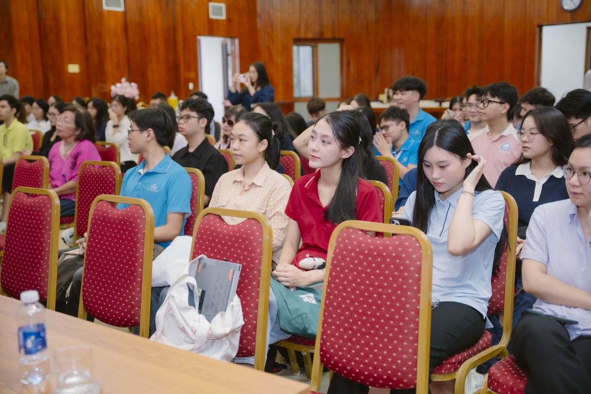 .....đã giúp bạn đọc hiểu sâu hơn về cuộc đời, sự nghiệp và phong cách văn chương độc đáo của Witold Gombrowicz.