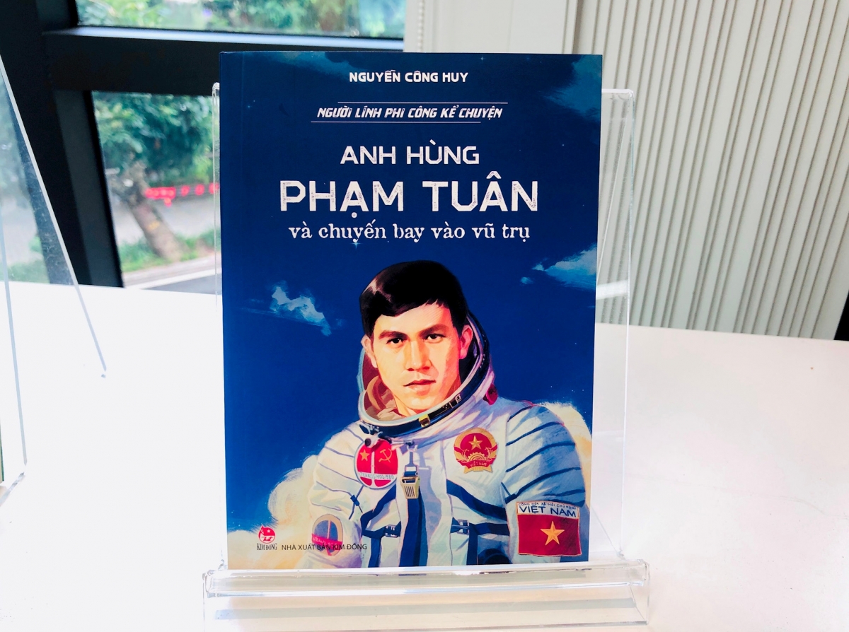 "Hero Pham Tuan and the journey into space", author Nguyen Cong Huy<br>
(Photo: Cam Thi)