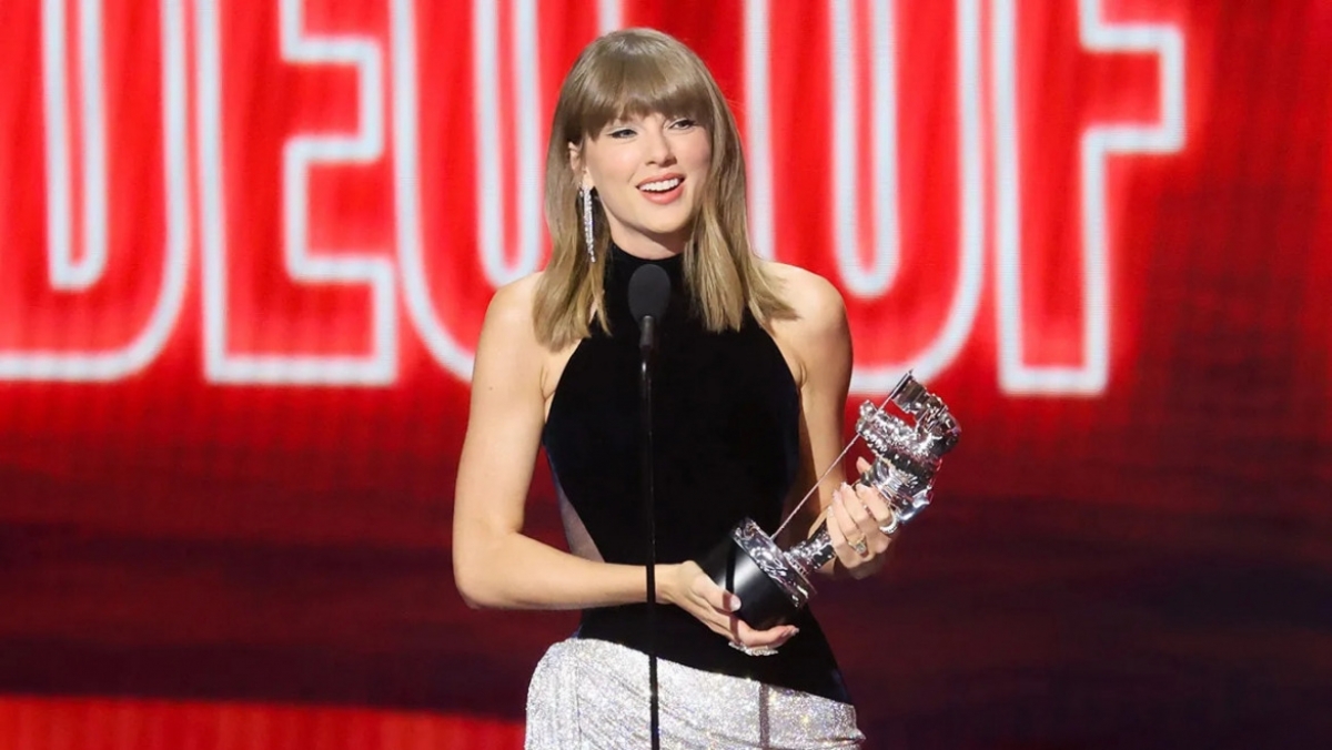 Taylor Swift wins the Video of the Year for “The Fate of Ophelia”.