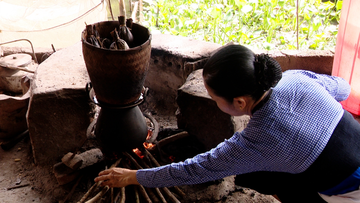 Mujeres de la comunidad Thai blanco cuecen al vapor los pasteles de arroz "it uoi", tradicionales de la festividad. Foto: VOV