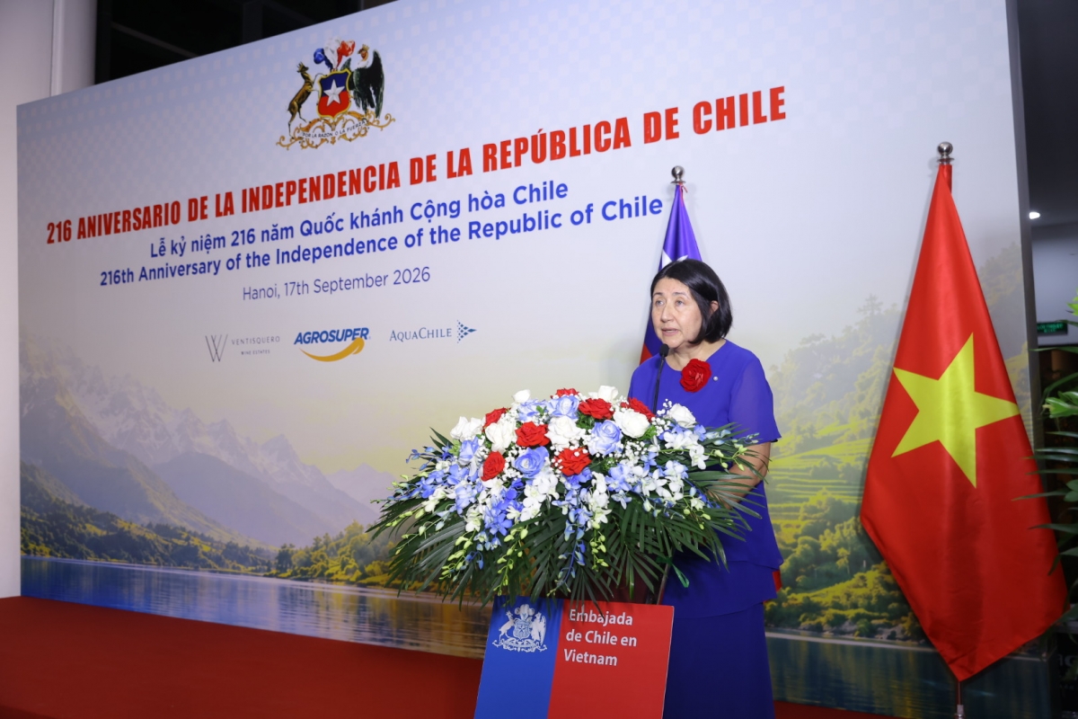 La embajadora de Chile en Vietnam, Nasly Isabel Bernal Prado, pronuncia su discurso durante la ceremonia. Foto: Embajada de Chile en Vietnam