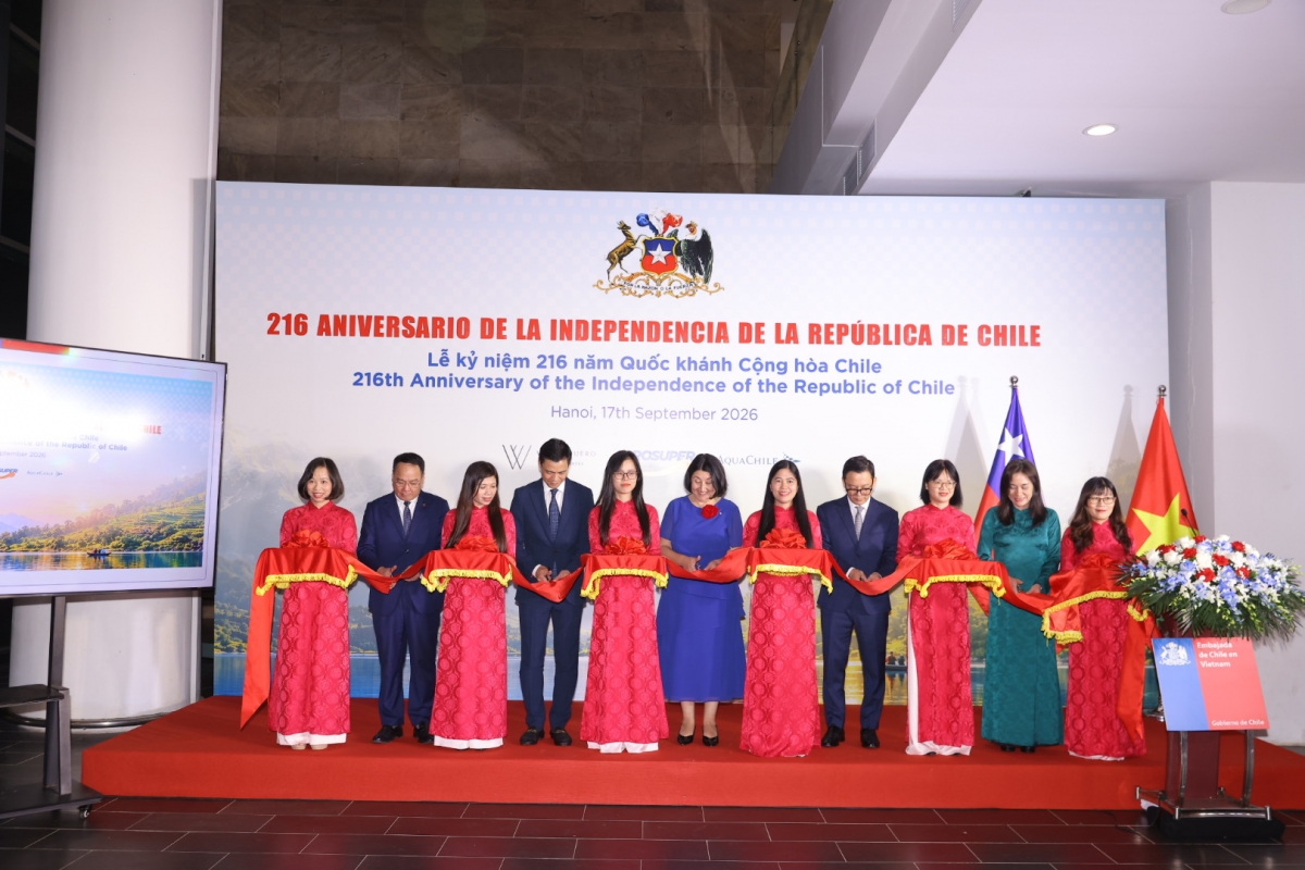 Los delegados cortan la cinta inaugural de la exposición fotográfica “Ecos de dos mundos: Chile-Vietnam”. Foto: Embajada de Chile en Vietnam