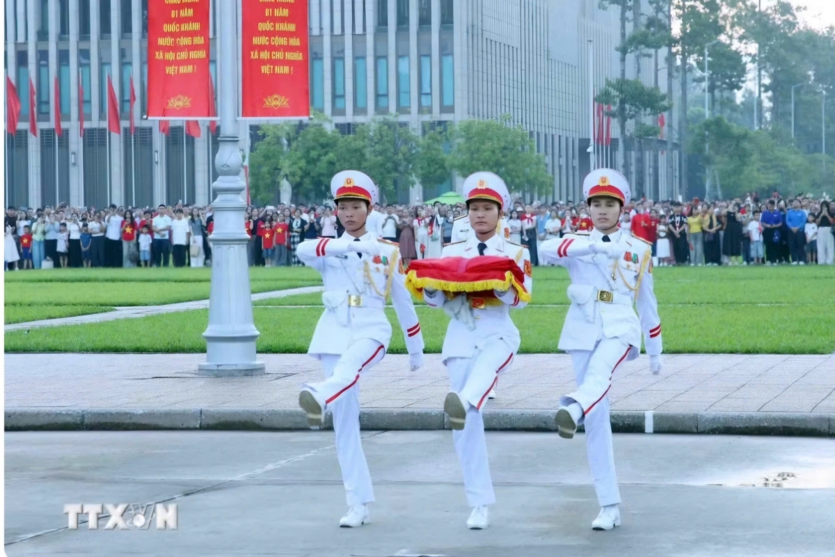 Izado solemne de la bandera con motivo del 81.º aniversario del Día Nacional de Vietnam. Foto: Pham Kien/VNA