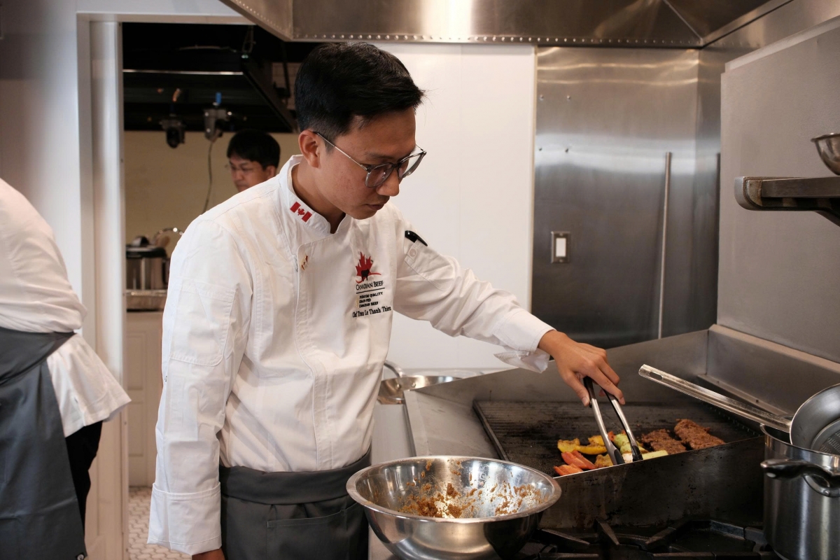 Chef Tran Le Thanh Thien prepares the dish. (Photo courtesy of Tran Le Thanh Thien).