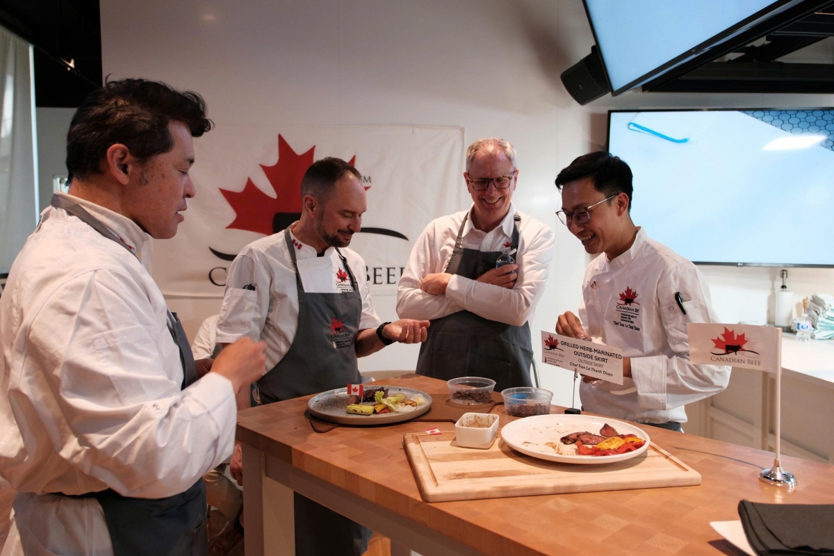 Chef Tran Le Thanh Thien introduces his dish to guests. (Photo courtesy of Tran Le Thanh Thien).