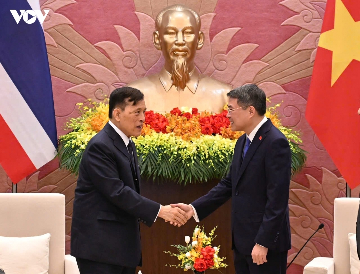 หลังจากนั้น พระบาทสมเด็จพระเจ้าอยู่หัว และสมเด็จพระนางเจ้า ฯ พระบรมราชินี พระราชทานพระบรมราชวโรกาสให้นายเล มิงห์ ฮึง (Mr. Le Minh Hung) นายกรัฐมนตรีเวียดนาม เฝ้าทูลละอองธุลีพระบาท