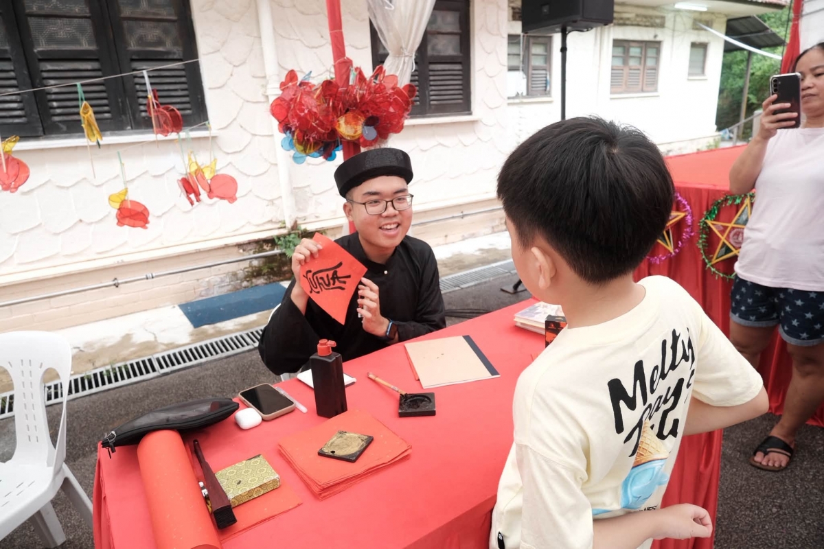 "Ông đồ" hướng dẫn vẽ thư pháp.