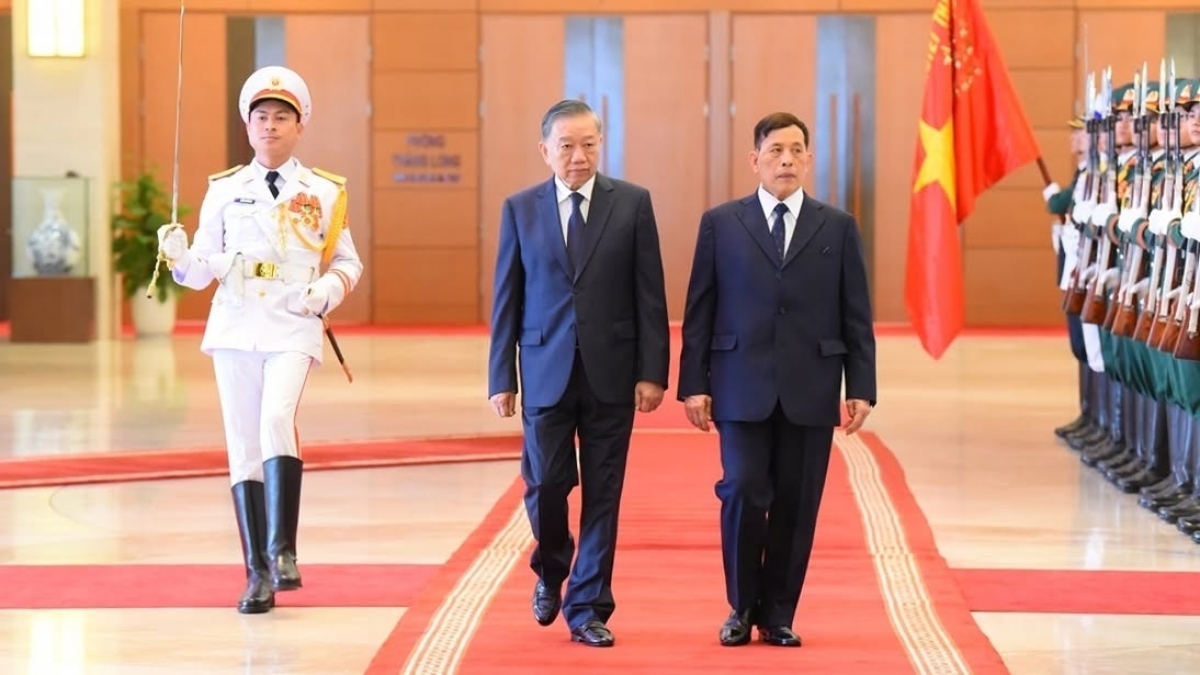 Tổng Bí thư, Chủ tịch nước Tô Lâm và Nhà vua Vương quốc Thái Lan Maha Vajiralongkorn Phra Vajiraklaochaoyuhua duyệt đội danh dự.