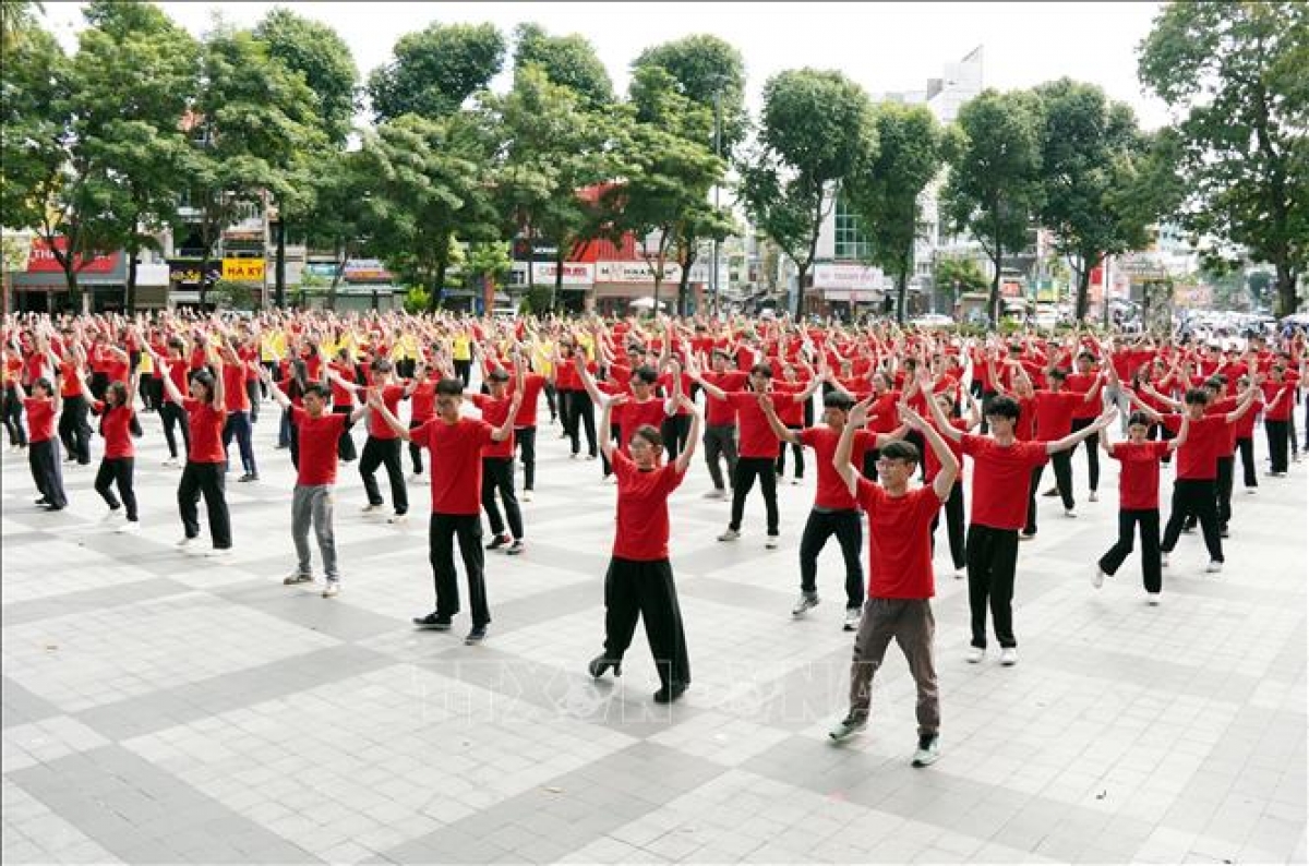 Tiết mục đồng diễn nghệ thuật của 500 sinh viên TP Hồ Chí Minh tạo hình lá cờ Tổ quốc tại lễ khởi động Chặng 5 Hành trình “Tôi yêu Tổ quốc tôi” năm 2026. - Ảnh: Trung Tuyến (TTXVN)