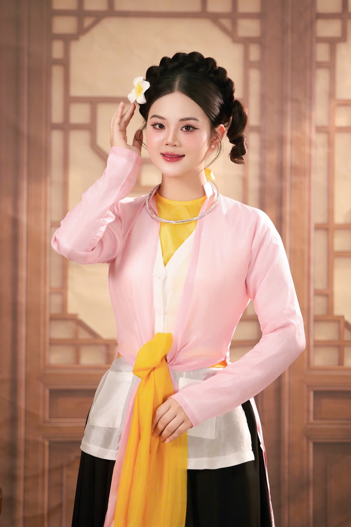 Cô đào trẻ Trần Ngát đẹp cả thanh và sắc.