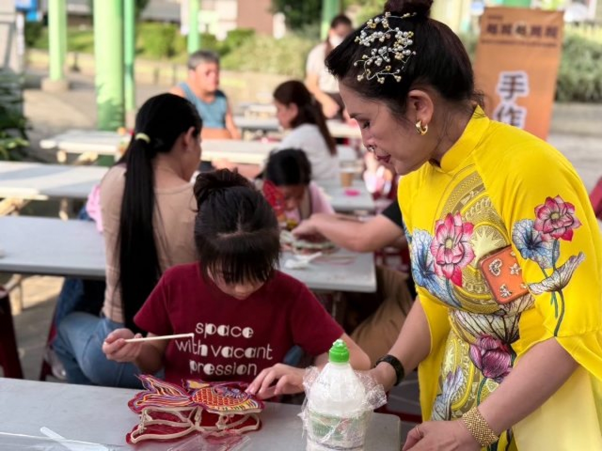 Các em nhỏ làm đèn Trung thu. Ảnh: NVCC