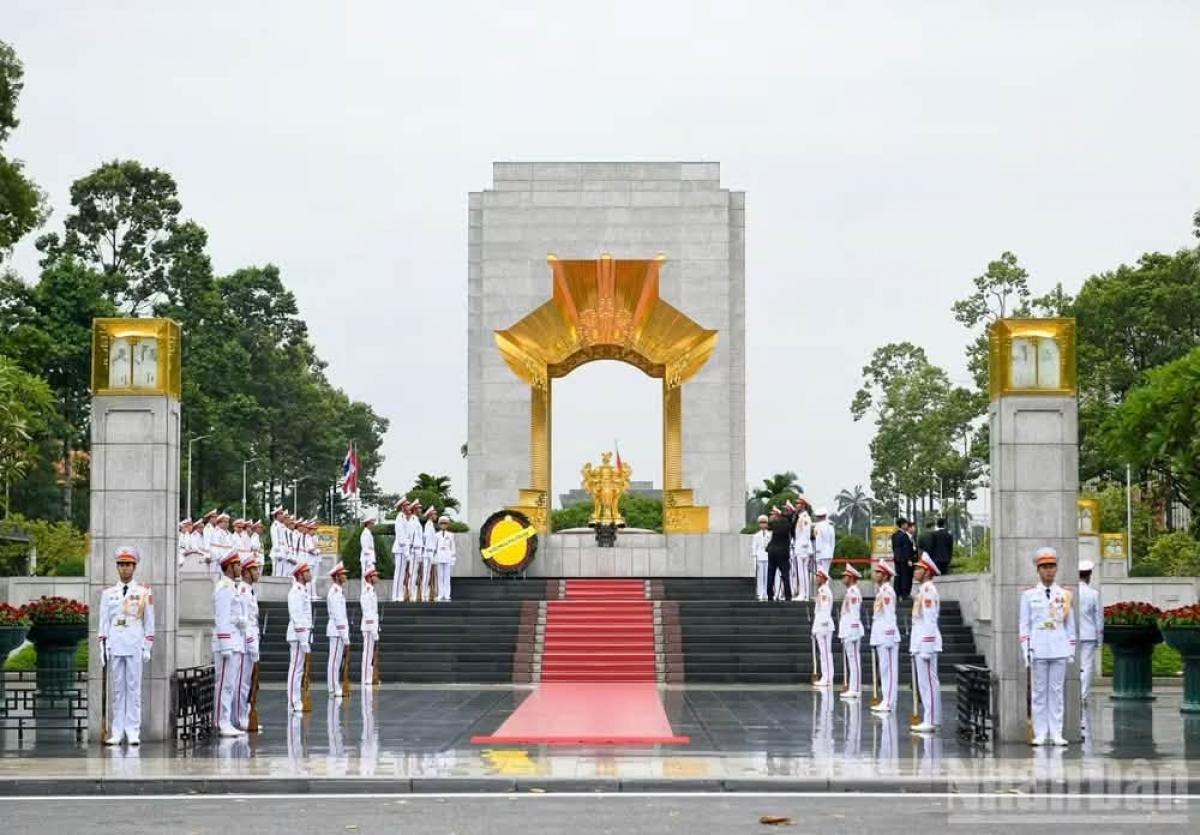 พระบาทสมเด็จพระเจ้าอยู่หัว  และสมเด็จพระนางเจ้า ฯ พระบรมราชินี  เสด็จพระราชดำเนิน ไปทรงวางพวงมาลา ณ อนุสาวรีย์วีรชนผู้พลีชีพเพื่อชาติ บั๊กเซิน