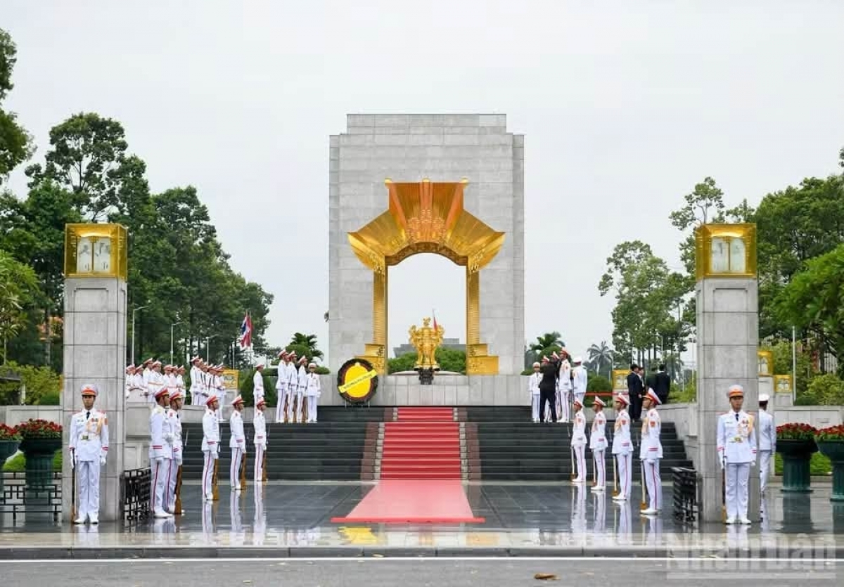 พระบาทสมเด็จพระเจ้าอยู่หัว และสมเด็จพระนางเจ้า ฯ พระบรมราชินี เสด็จพระราชดำเนิน ไปทรงวางพวงมาลา ณ อนุสาวรีย์วีรชนผู้พลีชีพเพื่อชาติ บั๊กเซิน (nhandan.vn)