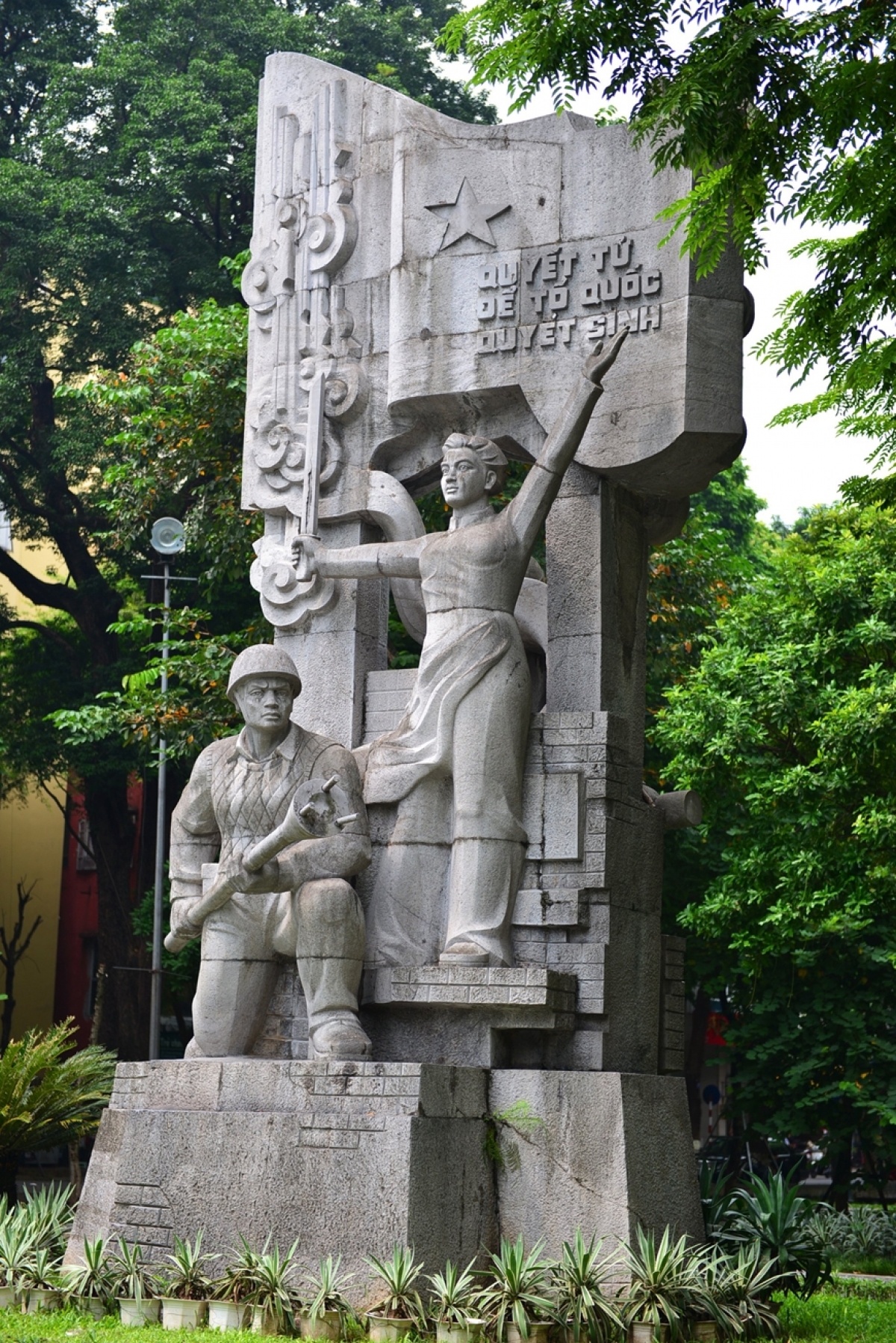 Tượng đài “Quyết tử để Tổ quốc quyết sinh” ở vườn hoa Vạn Xuân (tức vườn hoa Hàng Đậu cũ- Ba Đình, Hà Nội), gồm 34 khối đá, cao 9,7 m, nặng hơn 300 tấn, thực hiện theo mẫu phác thảo của nhà điêu khắc Vũ Đại Bình và họa sĩ Mai Văn Kế, trong đó có hình tượng người lính Vệ quốc đoàn mặc áo trấn thủ, tay cầm bom ba càng .- Ảnh: Phúc Điền/ Báo Quân đội nhân dân