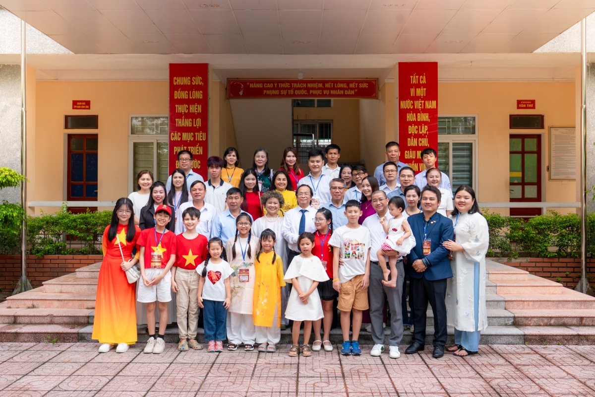 Đến thăm và tặng quà tại xã Kim Liên, Nghệ An