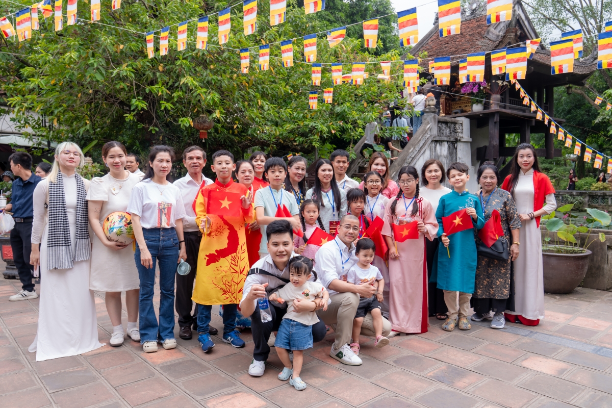 Tyjn Lê (áo dài xanh) và Đoàn kiều bào Nhật Bản đến thăm Khu di tích lịch sử Hồ Chí Minh trong chuyến Hành trình về nguồn 2026.