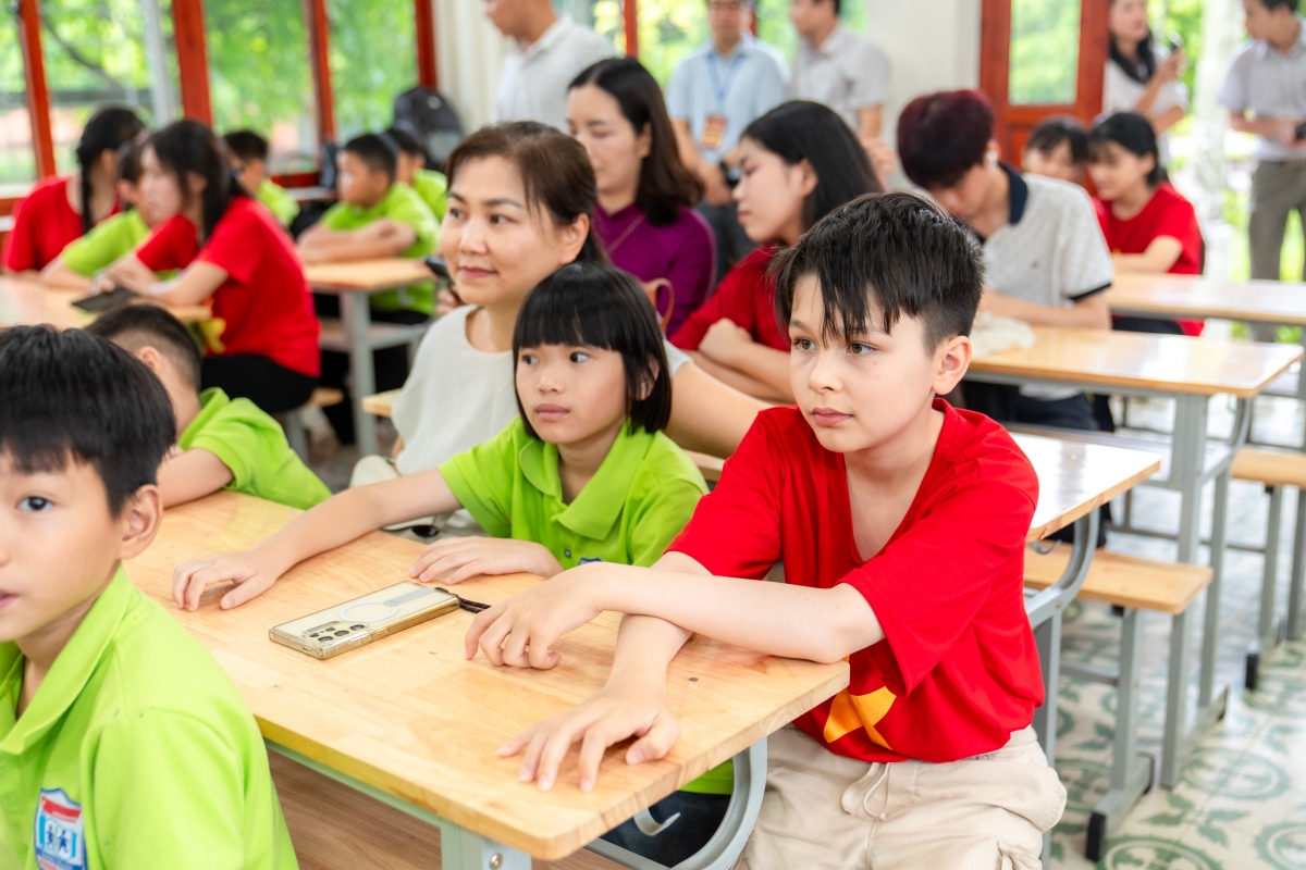 ...đến chơi với các bạn làng trẻ mồ côi SOS.