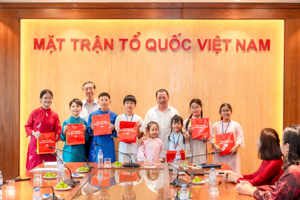 Tijn Konings Lê và các kiều bào nhí tiêu biểu được khen thưởng tại trụ sở Mặt trận Tổ quốc Việt Nam. Ảnh nvcc