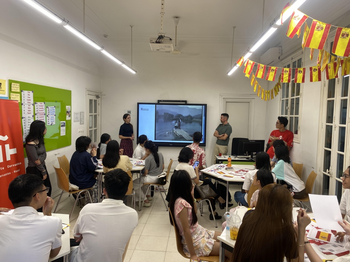 Sesión de intercambio entre profesores españoles y jóvenes interesados en estudiar este idioma. Foto: Tung Lam/VOV5