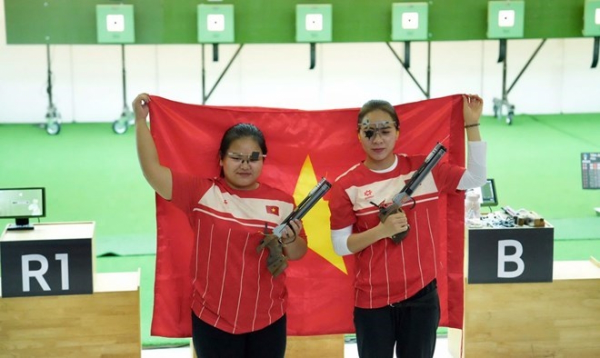 Die Schützinnen Nguyen Thuy Trang (l.) und Trinh Thu Vinh sind die Medaillenhoffnungen des vietnamesischen Schießteams bei den 20. Asienspielen (ASIAD 20). (Foto: Minh Anh/laodong.vn)
