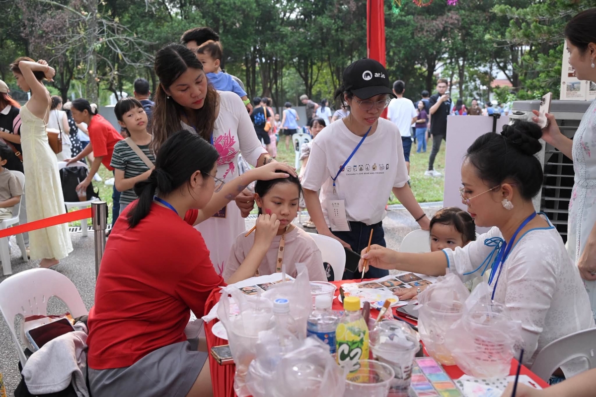 Vẽ mặt cho thiếu nhi.