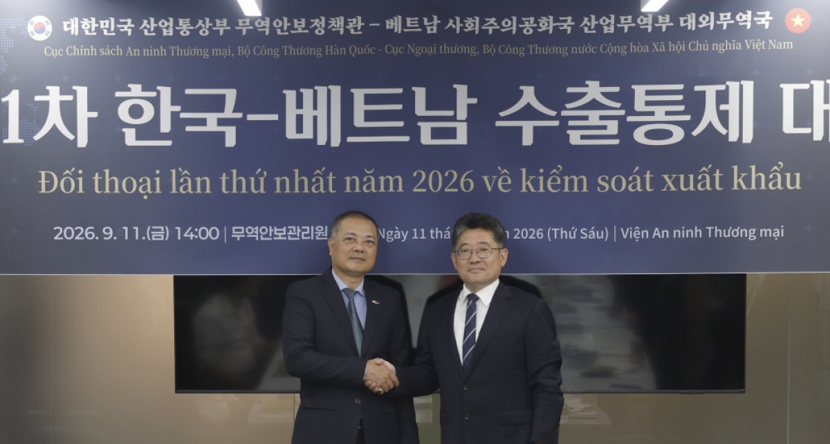 악수하는 양국 대표단장 (사진: 베트남 상공부 수출입국)