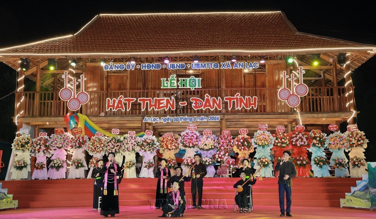 เทศกาลการร้องเพลงทำนองแทน – พิณติ๊งในจังหวัดบั๊กนิง (Photo: TTXVN)
