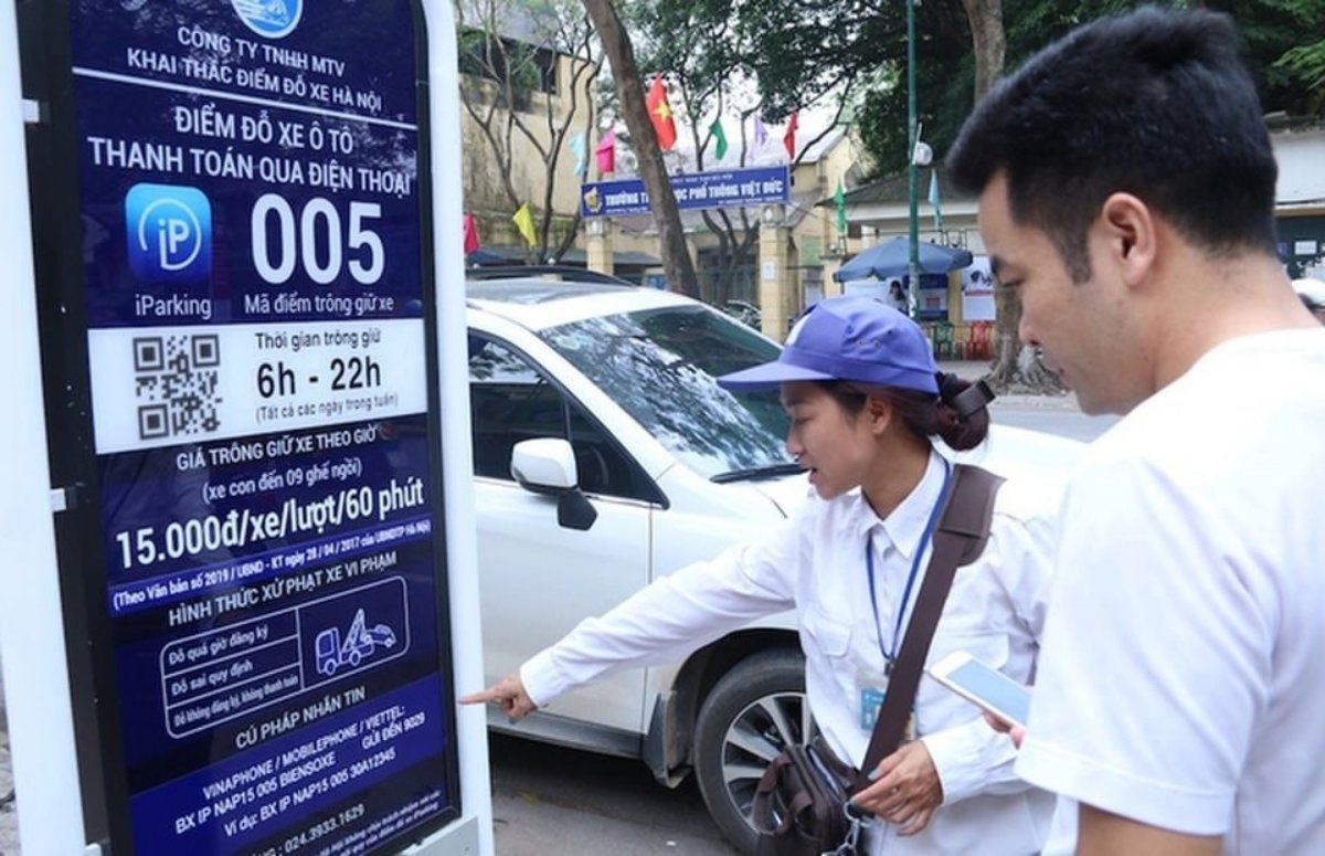 Ein Parkplatz in Hanoi mit mobiler Bezahlmöglichkeit. (Foto: hanoimoi.vn)