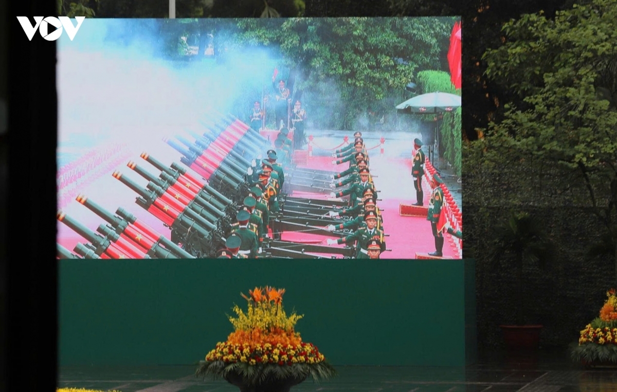 การยิงสลุต 21 นัด เพื่อถวายพระเกียรติแด่พระบาทสมเด็จพระเจ้าอยู่หัวและสมเด็จพระราชินี