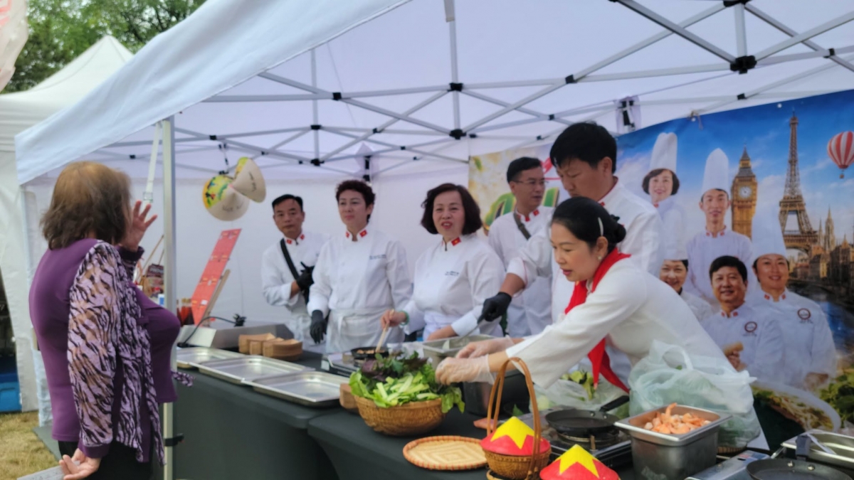 Ms. Le Thi Thiet ̣̣̣̣(in the middle) at Pho Cultural Roadshow Europe 2026 in Slovakia (Photo: welovepho.org)