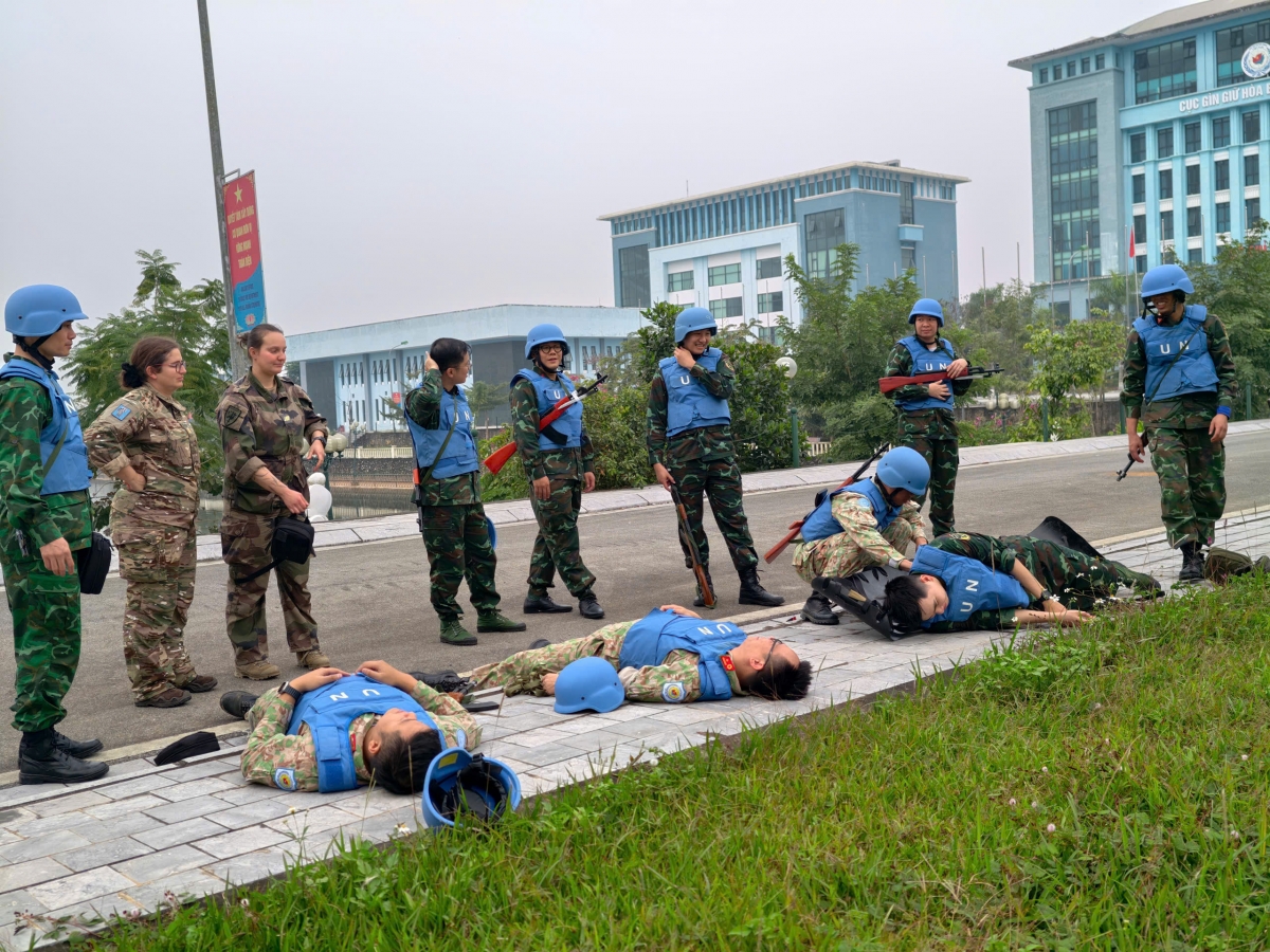 Des militaires s’entraînent aux gestes de premiers secours, avec le soutien et l’encadrement des experts français. Photo: VNDPKO