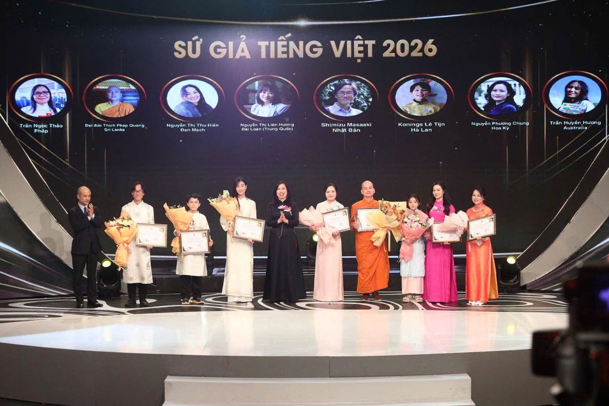 8 gương mặt được Ủy ban Nhà nước về người Việt Nam ở nước ngoài, Bộ Ngoại giao trao danh hiệu Sứ giả tiếng Việt năm 2026 - Ảnh: UBNNVNVNONN