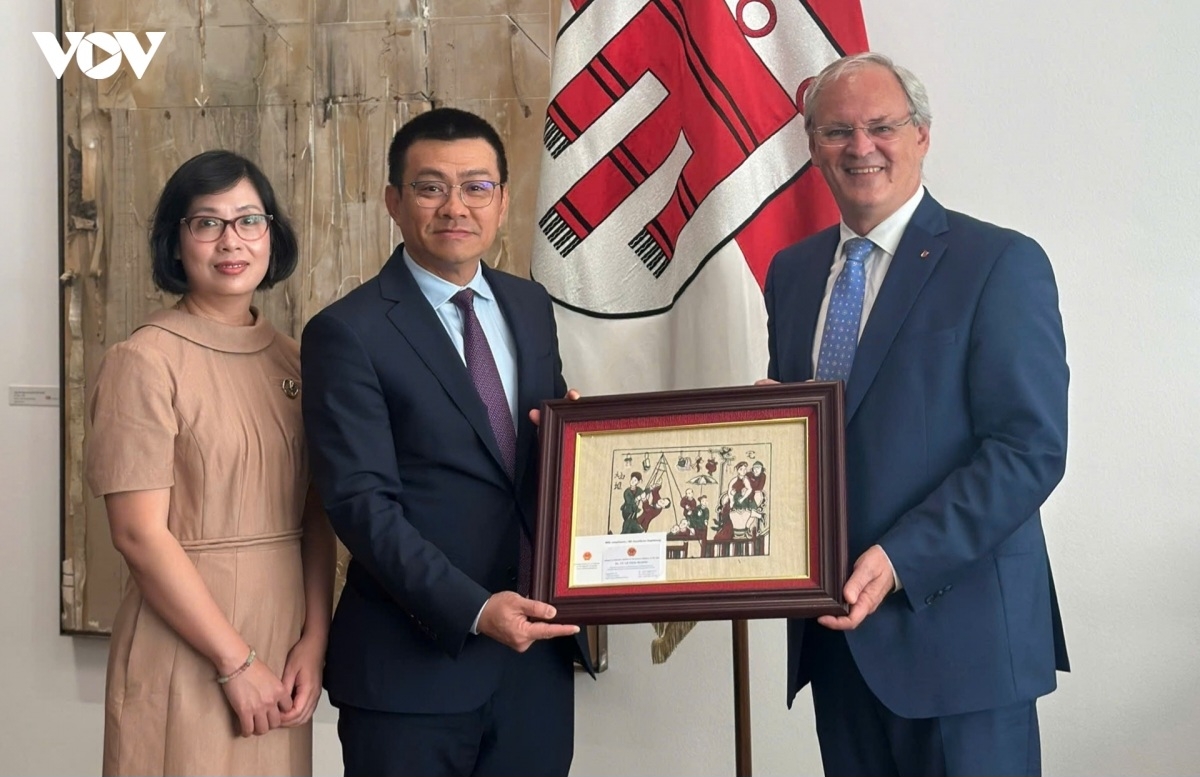 El embajador de Vietnam en Austria, Vu Le Thai Hoang, junto con el presidente del Parlamento de Vorarlberg, Harald Sonderegger. Foto: VOV