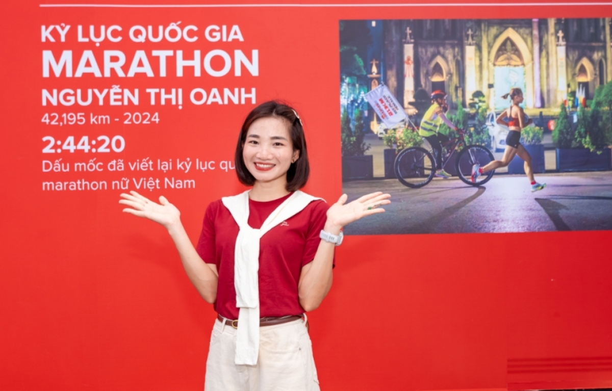 
Nguyen Thi Oanh, who holds Vietnam’s national record in the 42km category, attends the opening ceremony of the 5th Hanoi Techcombank International Marathon. (Photo: Techcombank)
