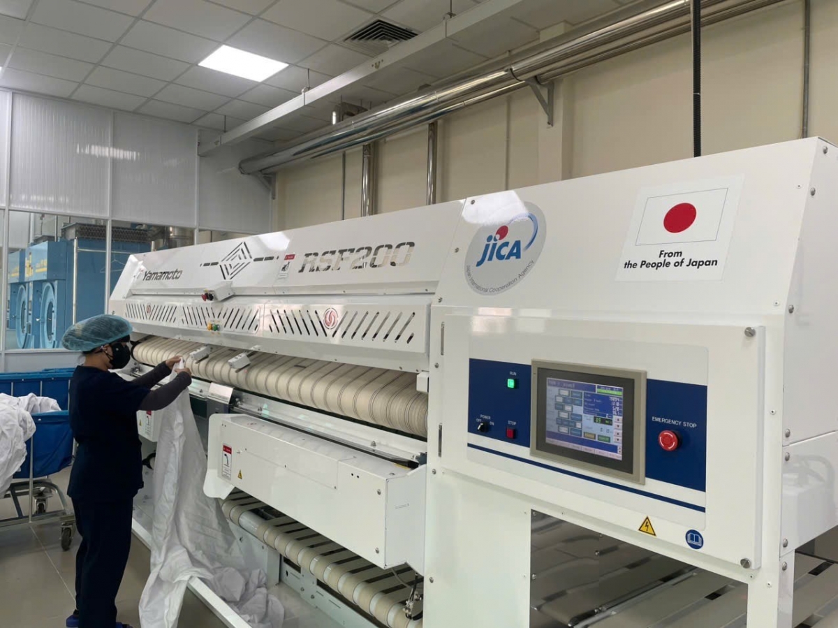 日本の技術を導入したランドリーシステムとリネン製品（写真：JICA）