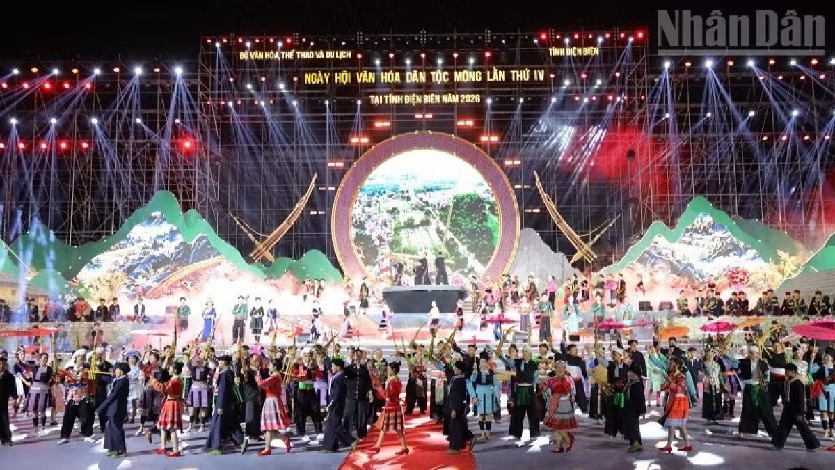 A spectacular artistic performance celebrates the opening of the 4th National Hmong Cultural Festival, in Dien Bien province. (Photo: Le Lan/Nhan Dan newspaper)