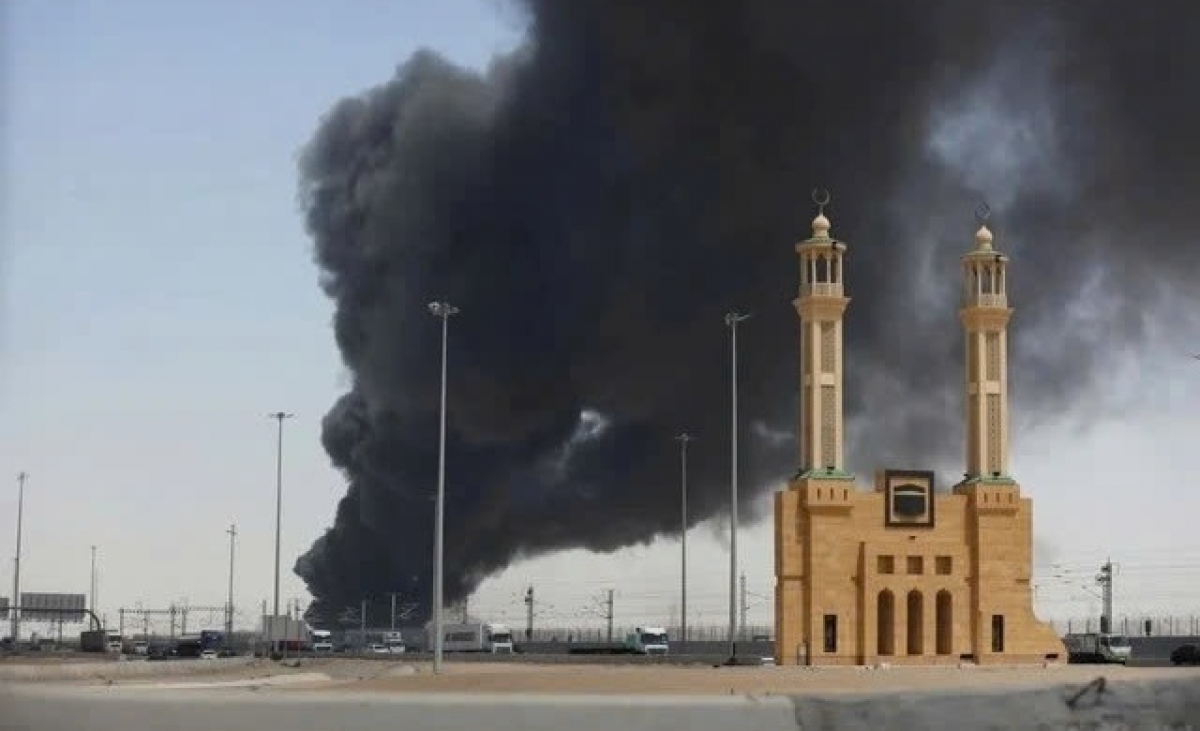 Un réservoir de pétrole de l'Arabie saoudite après avoir été attaqué. Photo: Reuters