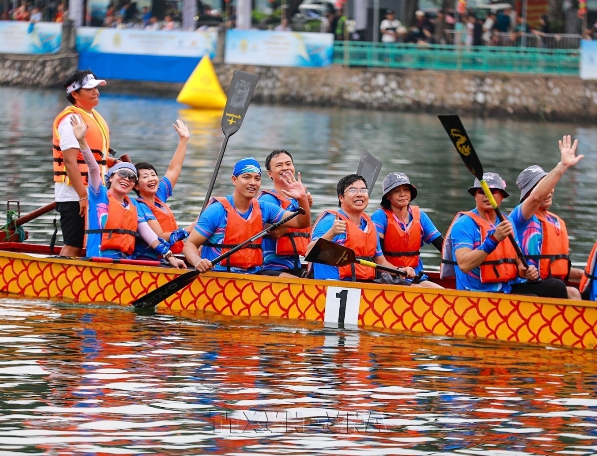Das Drachenboot- und Stand-up-Paddling-Rennen am Westsee in Hanoi. (Foto: Khanh Hoa/VNA)