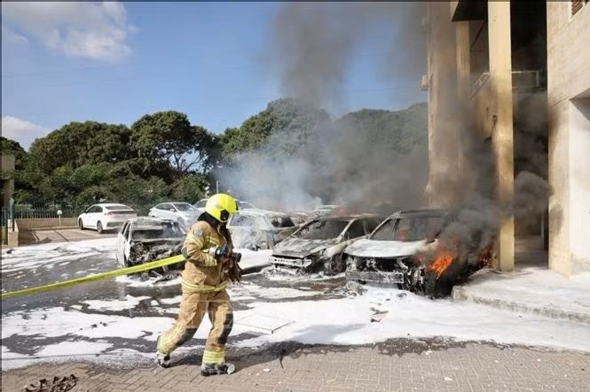 A car burns following a rocket attack from the Gaza Strip in Ashkelon, Israel, on October 7, 2023 (File photo: AFP/VNA)