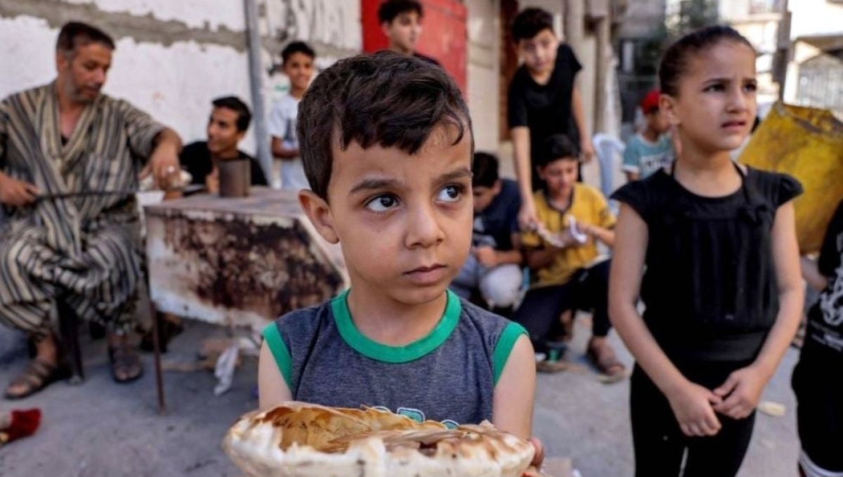Des enfants souffrent de la faim, de la soif et de la maladie dans la bande de Gaza. Photo: Wafa